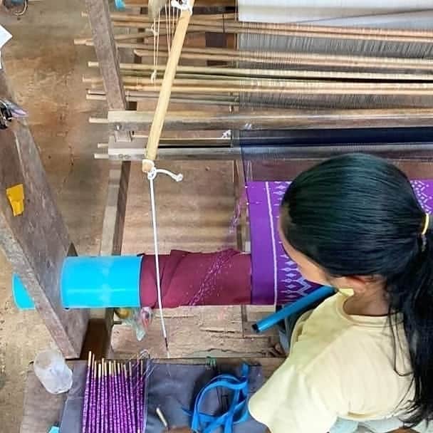 倉岡晋也さんのインスタグラム写真 - (倉岡晋也Instagram)「Beautiful ✓ @artisanangkor carrying on traditional silk making craftsmanship to future generations in Cambodia 「蚕を育て糸を紡ぎ機を織る」 果てしない行程を経て完成する カンボジアン・シルク 伝統継承を保護し世に伝え、 人々の生活と教育を守るプロジェクト【アルティザン・アンコール】のシルク工場に。。 シェムリアップからバスで30分ほど、広大な敷地に突如現れる畑と工場。 初めて訪れたカンボジアで様々な感情を抱きましたが、ここを訪れ職人技に心打たれない訳がなく…ファッションに携わる仕事をさせてもらっている僕なりに何か関わりが持てないものか…などと思いを馳せながら… まずは、一生使えそうな黒シルクのスカーフを購入。。(今度載せます) 何より印象的だったのは、 働く皆さんが楽しそうだった事！ 遠かれ近かれ僕の故郷にまつわる民話 オシラサマ思い出した。 ピュアな心がこもった芸術、、美しかった。 #artisanangkor #アルティザンアンコール」7月5日 1時26分 - shinyakuraoka
