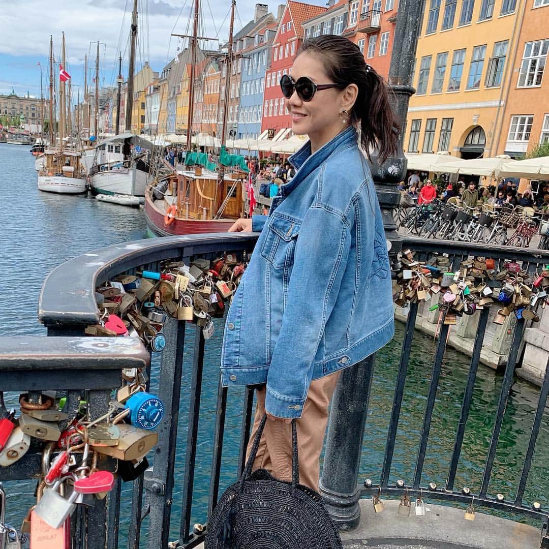 前田典子さんのインスタグラム写真 - (前田典子Instagram)「#ニューハウン #運河クルーズ #コペンハーゲンの新旧デザイン #カラフルで可愛い街並み 🌈 #オペラハウス #現代建築 #アンデルセン の #人魚姫像 は世界三大がっかり像と言われているらしいので 船から背中だけ見るでOK🧜‍♀️👍 楽しいプチ船旅 コペンハーゲンに来たらこれは マスト👍 #南京錠 いっぱい  #copenhagen  #denmark🇩🇰」7月5日 1時27分 - maenorichang