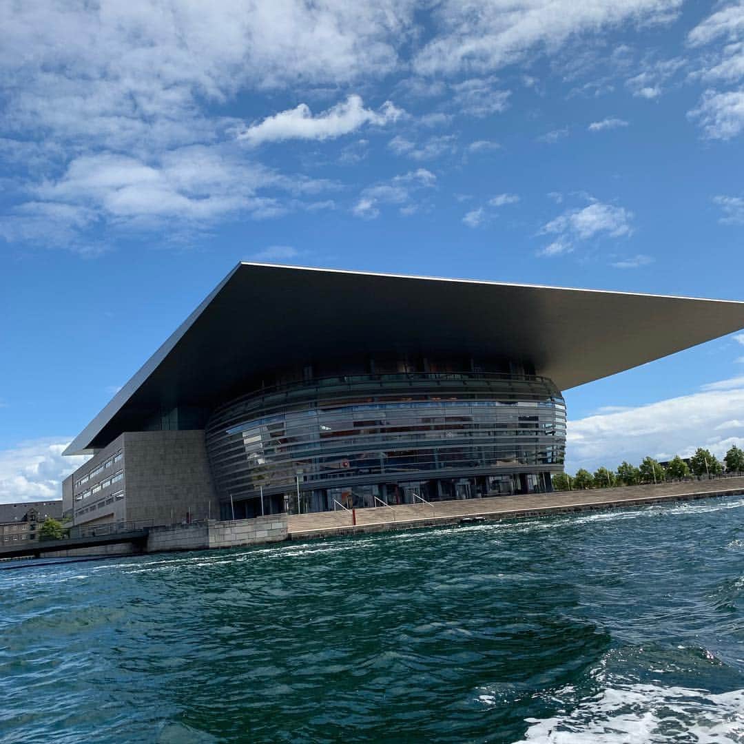 前田典子さんのインスタグラム写真 - (前田典子Instagram)「#ニューハウン #運河クルーズ #コペンハーゲンの新旧デザイン #カラフルで可愛い街並み 🌈 #オペラハウス #現代建築 #アンデルセン の #人魚姫像 は世界三大がっかり像と言われているらしいので 船から背中だけ見るでOK🧜‍♀️👍 楽しいプチ船旅 コペンハーゲンに来たらこれは マスト👍 #南京錠 いっぱい  #copenhagen  #denmark🇩🇰」7月5日 1時27分 - maenorichang