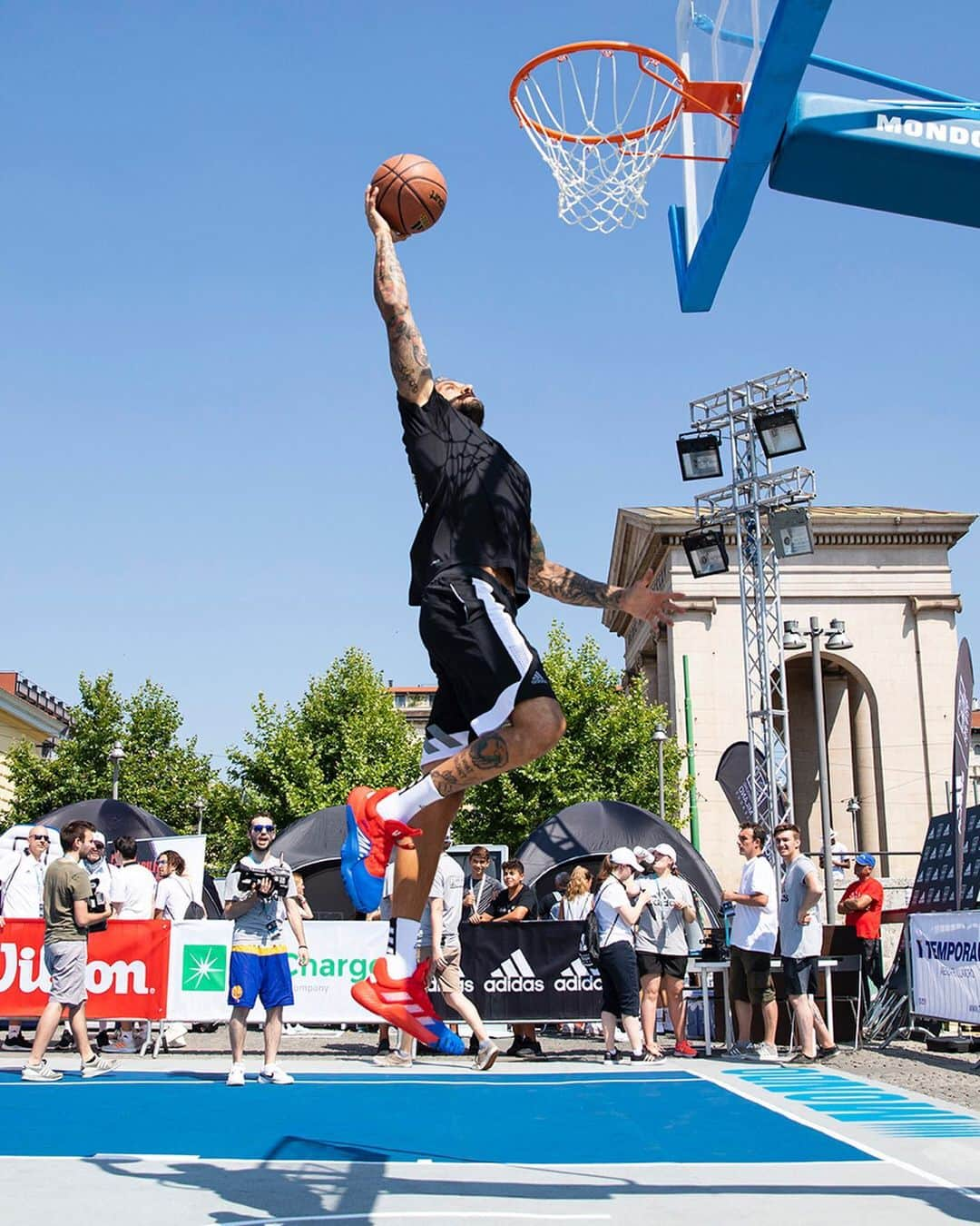 adidas Italiaさんのインスタグラム写真 - (adidas ItaliaInstagram)「Determination Over Negativity è il nostro motto!🏀 I basketball creators di Milano oggi scendono in campo in The Minals di @playgroundmilanoleague  #HereToCreate」7月5日 1時29分 - adidasita