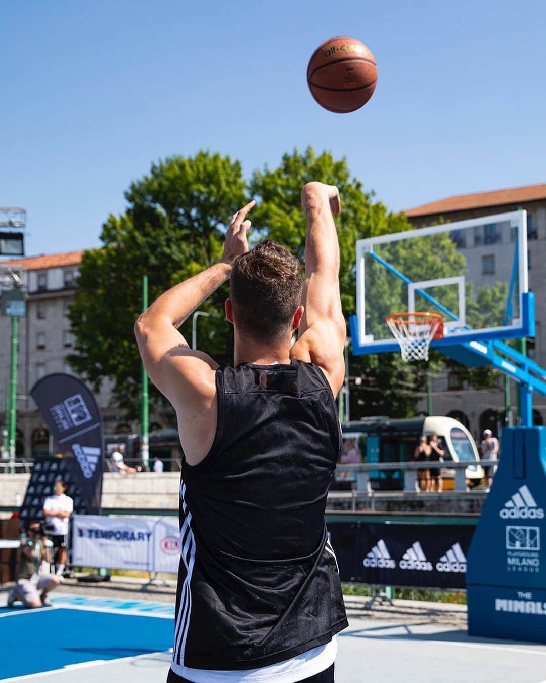 adidas Italiaさんのインスタグラム写真 - (adidas ItaliaInstagram)「Determination Over Negativity è il nostro motto!🏀 I basketball creators di Milano oggi scendono in campo in The Minals di @playgroundmilanoleague  #HereToCreate」7月5日 1時29分 - adidasita