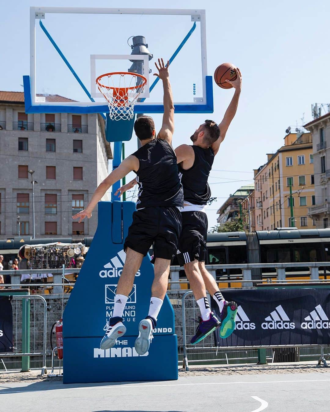 adidas Italiaさんのインスタグラム写真 - (adidas ItaliaInstagram)「Determination Over Negativity è il nostro motto!🏀 I basketball creators di Milano oggi scendono in campo in The Minals di @playgroundmilanoleague  #HereToCreate」7月5日 1時29分 - adidasita