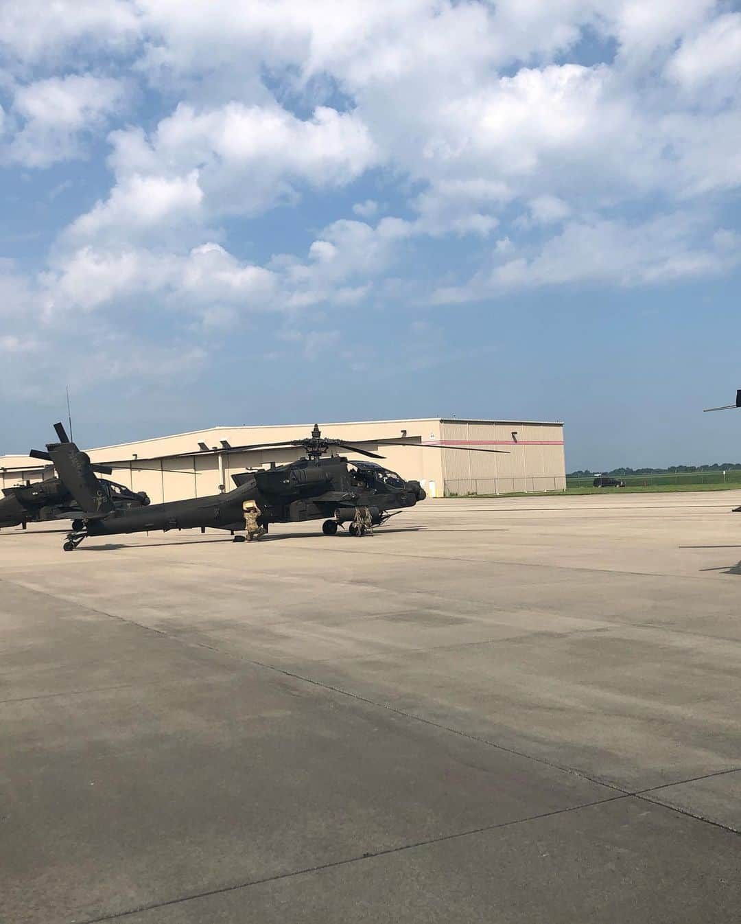 ランス・バスさんのインスタグラム写真 - (ランス・バスInstagram)「🇺🇸Happy 4th everyone!! 🇺🇸I ran into several super nice 101st Airborne Division Apache helicopter pilots on the way home Sunday. They let me play pretend. Thanks fellas for keeping us safe! PS: I might have armed a missile or two jumping out of the cockpit.」7月5日 1時31分 - lancebass