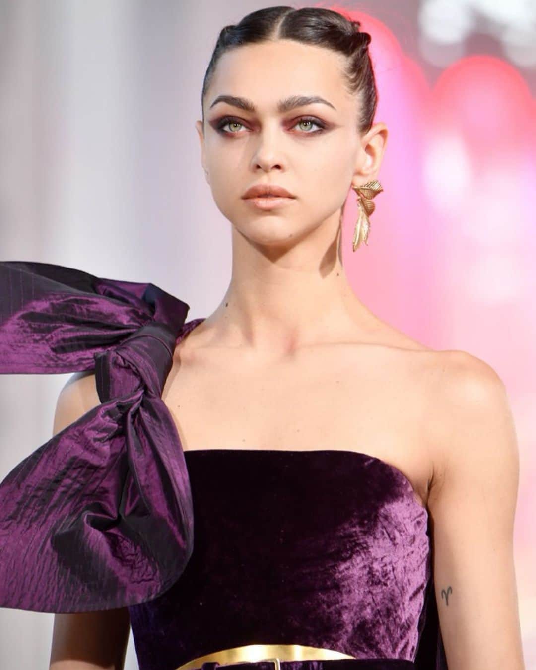 Zhenya Katavaのインスタグラム：「Bye Paris 🖤 . Горжусь собой (когда у тебя температура... это никому не интересно.)」
