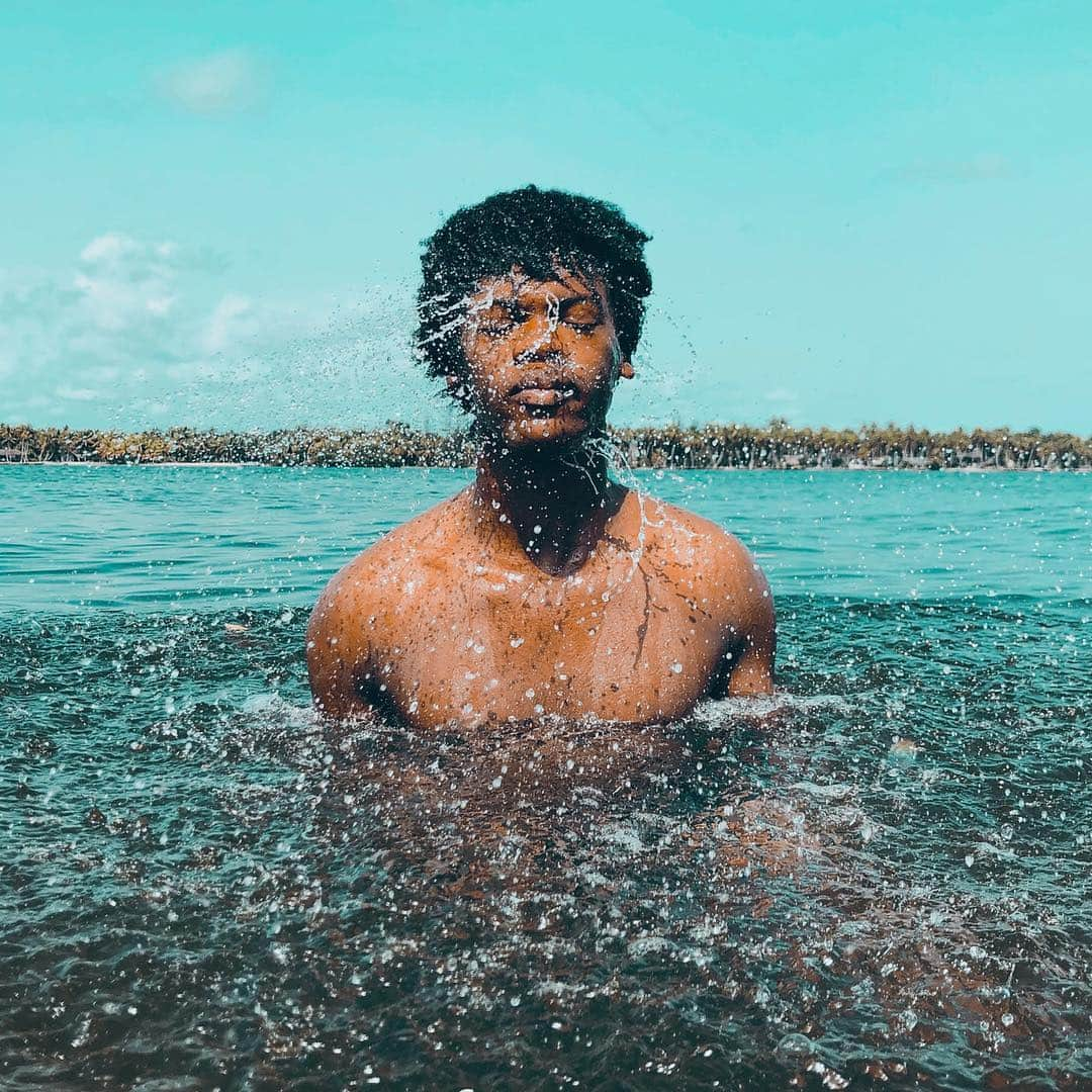 appleさんのインスタグラム写真 - (appleInstagram)「“These pictures remind me of my childhood in Ivory Coast. My mother took me to the beach every weekend.” #portrait #ShotoniPhone by Malick K. @from_abidjan」7月5日 1時32分 - apple