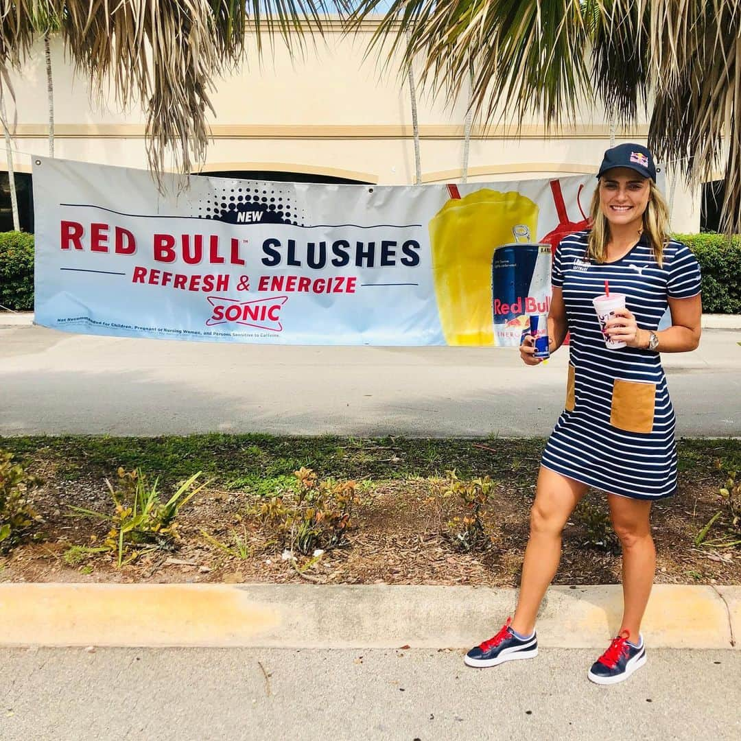 レクシー・トンプソンさんのインスタグラム写真 - (レクシー・トンプソンInstagram)「These slushees are amazing especially after practice! #sorefreshing #happyhour #redbullslush #fourthofjuly @sonicdrivein」7月5日 1時36分 - lexi