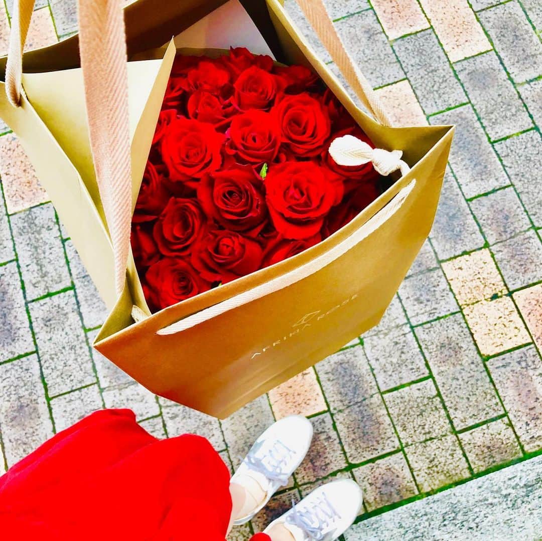 黒田絢子さんのインスタグラム写真 - (黒田絢子Instagram)「まなおめでっと🌹28本のバラはafrika roseってゆうバチェラー・ジャパンに使われてる薔薇なんだよ❤︎今日のまなの衣装にぴったりだったでしょ？素敵な28歳になりますように…出来上がりを貰った時にすっごく綺麗すぎて興奮した。とっても喜んでくれて嬉しかった🌹 . . #afrikarose#thankyou #広尾本店#28本 #myfriend#birthday#28th」7月5日 1時40分 - ayakokuroda_official