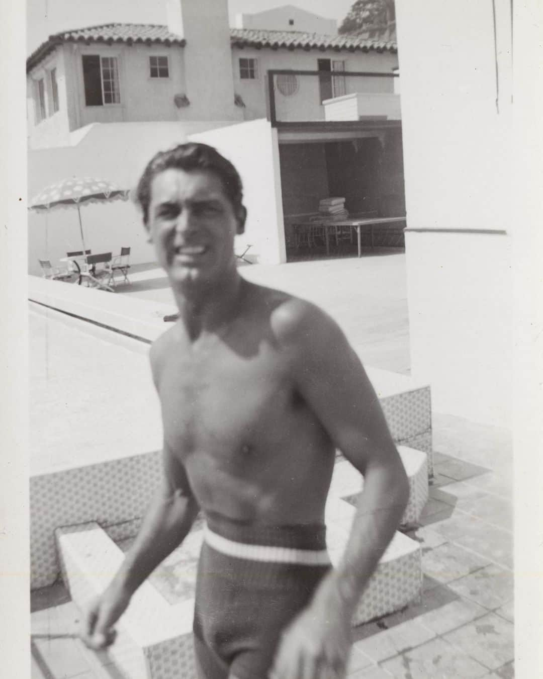 アカデミー賞さんのインスタグラム写真 - (アカデミー賞Instagram)「A summer throwback to Cary Grant in Santa Monica, California, in the 1930s.」7月5日 1時53分 - theacademy