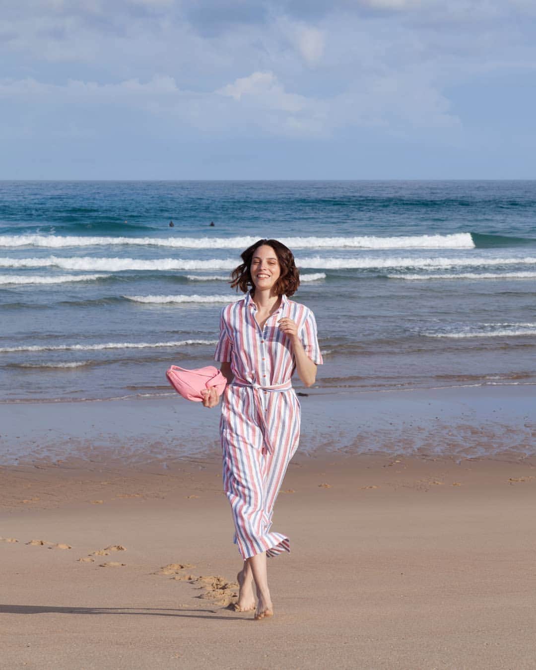 ベンシモンのインスタグラム：「Le temps idéal pour filer à la plage... . Deuxième démarque ☀️ -10% supplémentaire sur les pièces soldées, c'est le moment d'en profiter ! Livraison offerte dès 50€ d’achats et retour gratuits 😉 🇬🇧 Perfect weather to go to the beach... . Second discount ☀️ Benefit from an additional of 10% off on our pieces on sales, this is the time to enjoy! #bensimon #sales #soldes #pe19 "」