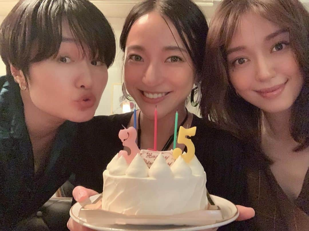 松島花さんのインスタグラム写真 - (松島花Instagram)「: 6月生まれの友よ❤️ おめでとー🥳🥳🥳 いつもありがとう❤️ みんな大人になりました👏🏻👏🏻👏🏻 らぶー🥰🥰🥰 : 長期旅行の予定があるふたりへのプレゼントは🎁 @privspoonsclub_shop で買ったよ✨✨✨ : #写真に夢中でケーキが滑り落ちるハプニング 笑 #ふたりがプレゼント喜んでる姿がかわいい ♡ #誕生日 #おめでとう #好き #安室奈美恵 さん #girlstalk #happybirthday #friends」7月5日 1時54分 - hana_matsushima_official