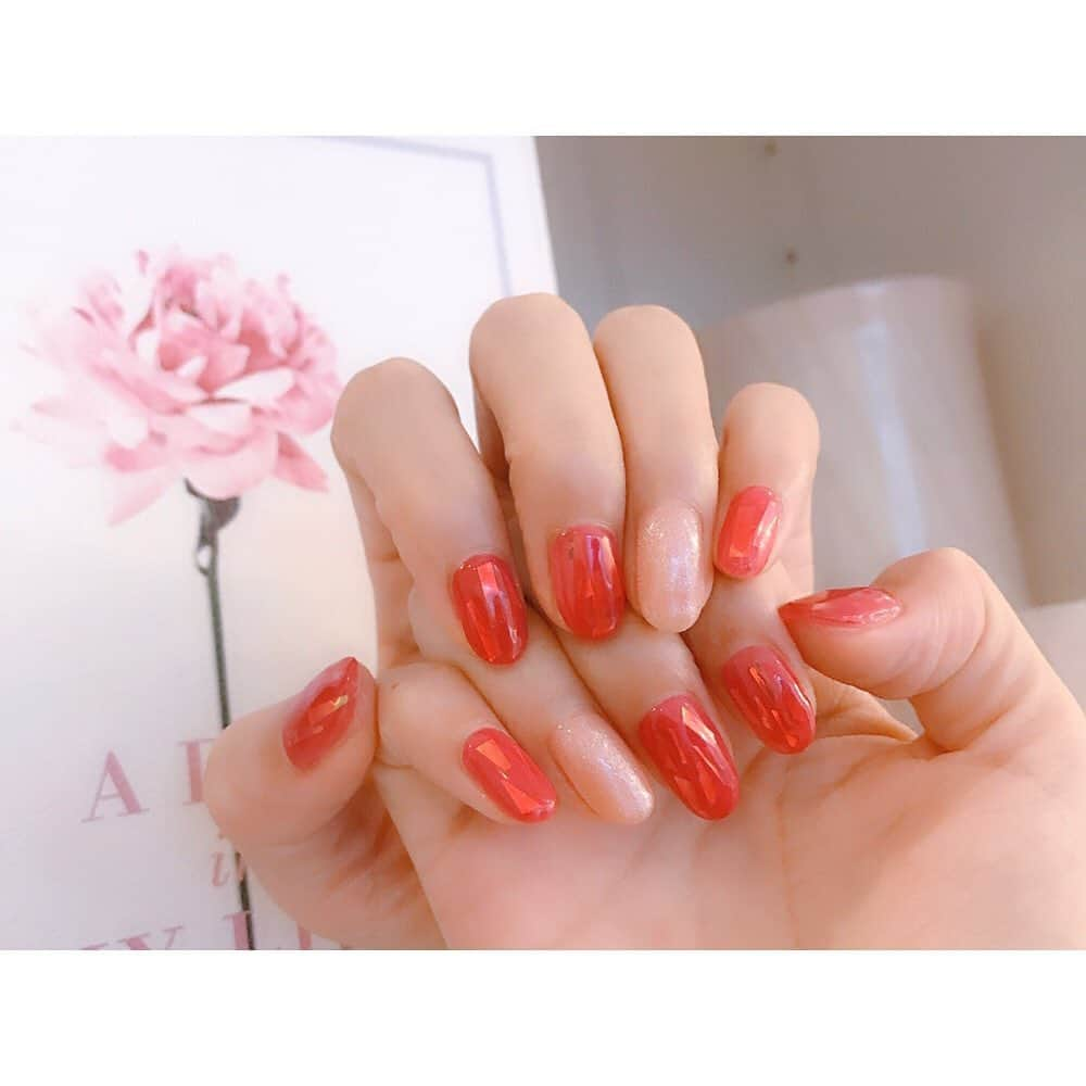 やっこさんのインスタグラム写真 - (やっこInstagram)「💅﻿﻿ ﻿﻿ ﻿﻿ ﻿﻿ ﻿﻿ ﻿﻿ ﻿﻿ new nail💅﻿﻿ ﻿﻿ 透け感のある赤のキラキラで﻿﻿ 薬指だけラメラメにしてもらいました！﻿﻿ ﻿﻿ ライブあるし強めにした❤️﻿﻿ 夏は強めのネイルしがちィ〜〜﻿ ﻿﻿ ﻿ ﻿﻿ なかやまちえこ @chiekonakayama さんに﻿﻿ @bonnechance_nail さんで﻿ 施術していただきました☺️﻿ ﻿﻿ いつも素敵なネイルを﻿﻿ ありがとうございます✨﻿﻿ ﻿﻿ ﻿﻿ ﻿﻿ ﻿﻿ ﻿﻿ ﻿﻿ ﻿﻿#やっこ #なかやまちえこ さん #ボンシャンス #bonnechance #ネイル #表参道ネイル #newnail #ジェルネイル #赤ネイル #キラキラネイル #夏ネイル #透け感カラー」7月5日 2時07分 - yakko928