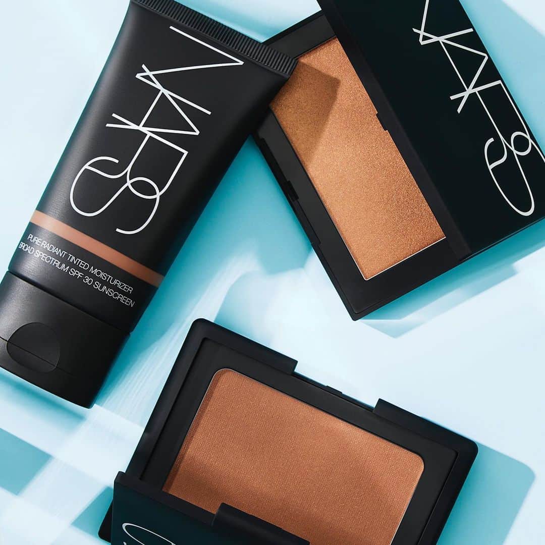 NARSさんのインスタグラム写真 - (NARSInstagram)「Caution: content may be hot. Sculpt and smolder with Casino Bronzing Powder, St. Barths Highlighting Powder, and Pure Radiant Tinted Moisturizer.」7月5日 2時01分 - narsissist