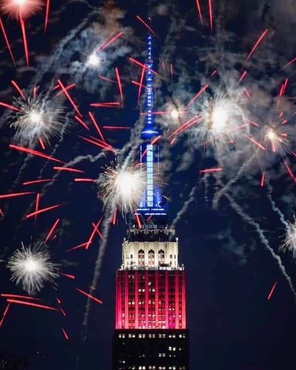 Empire State Buildingさんのインスタグラム写真 - (Empire State BuildingInstagram)「Happy #FourthofJuly from New York City! 🇺🇸 . We’re illuminated in dynamic red, white & blue flourishes tonight in celebration of #IndependenceDay. #July4th 🌟 . 📷: @mitchscamera #EmpireStateBuilding ✨ . . . . . . . . #explorenewyork #explorenyc #newyorkinstagram #bestplacestogo #instatravel #ourplanetdaily #igersofnyc #seeyourcity #ilove_newyo #newyorkcity #newyork #discovernewyorkcity #nyc #discovernyc #newyorkcitylife  #worldtraveler #what_i_saw_in_nyc #igrecommend #newyorkinsta #visualsoflife #mynycmoment #streetphotography #mood #iamatraveler  #ig_masterpiece #unlimitedny」7月5日 2時02分 - empirestatebldg