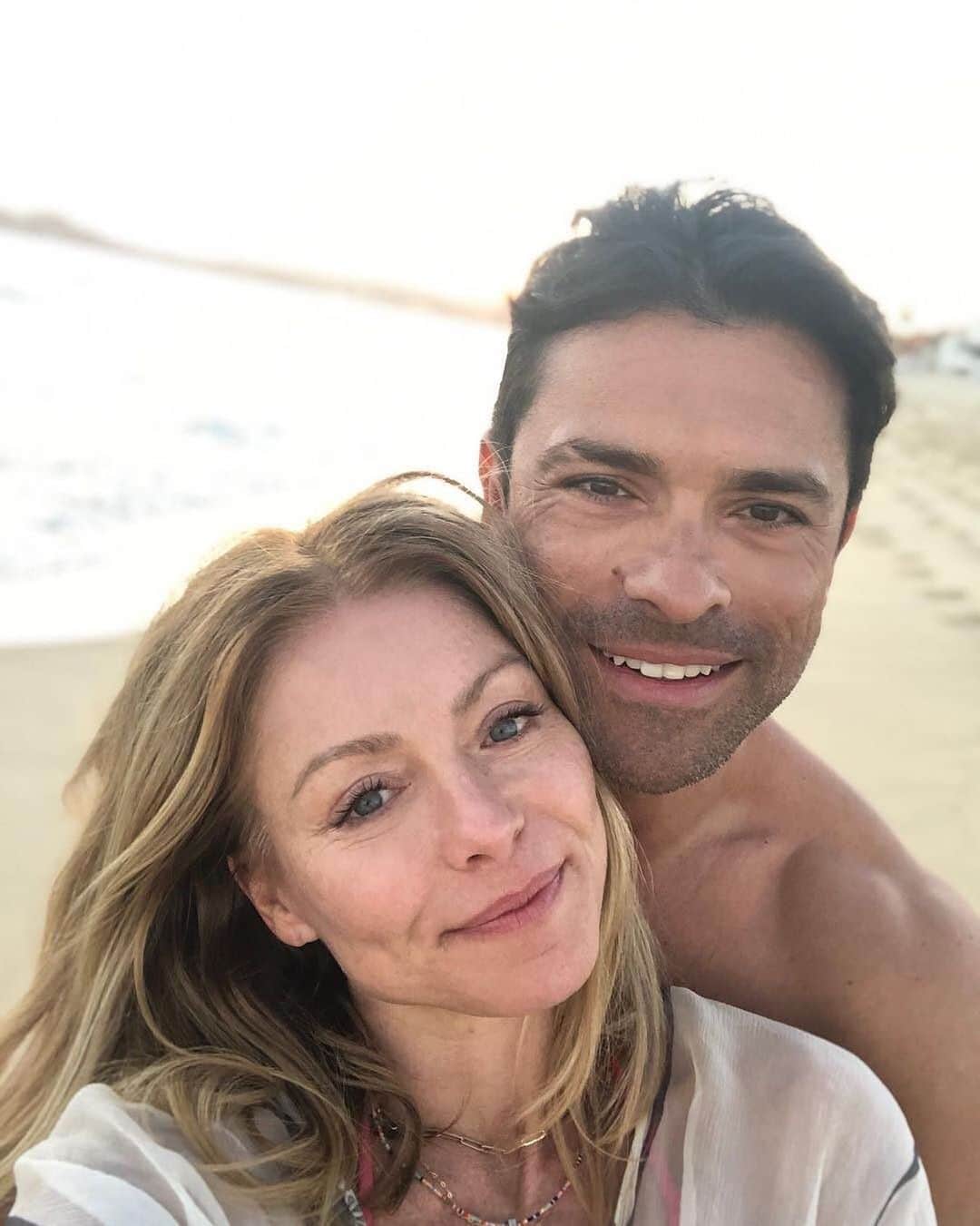 E! Onlineさんのインスタグラム写真 - (E! OnlineInstagram)「Don't come for Mark Consuelos or else Kelly Ripa will come 👏for 👏you. 👏 She came to her husband's defense when a social media troll accused him of not spending time with his family. Link in bio. (📷: Instagram)」7月5日 2時03分 - enews