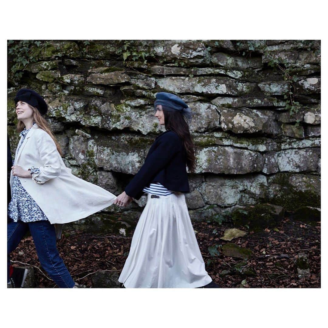 キャベジズ&ローゼズのインスタグラム：「Follow The Leader ❤ We have delicious new arrivals now online and in-store. Shop never before seen prints and pretty plains perfect for summer ☀️ Everything is made in England in limited numbers so don’t dally #newness #newinstore #newonline #britishmadefashion #britishmade #consciousfashion #sustainableclothing #sustainableluxury #cabbagesandroses #cabbagesandrosesfashion @christina_strutt @cabbagesandroses_shop 👆Link In Bio👆」
