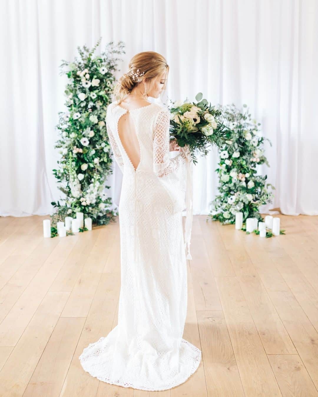 のインスタグラム：「Looking for a unique and beautiful bridal dress that is comfortable as well? Check out this cool gown 😍 It's made of English lace and lined with silk. This gorgeous gown will be part of our up coming collection but you can try it on at our showroom and place an order for it already.  Any suggestions for a name?  Photo & Film: @NikkisMoments Venue: @TheBarnatAlswick  Flowers: @WillowandBlossomFloralDesign  Stylist: @VenueStylingbySara  Dress: @Indiebride.London  Hair: @Emma_Kim_Hair Accessories: @RachelSokhalBridal Make Up: @Katiebishmakeup Furniture Hire: @Rose_and_Dandy  Stationary: @OliveandMillicent  Models: @louiseparkermodel @ollyalec」