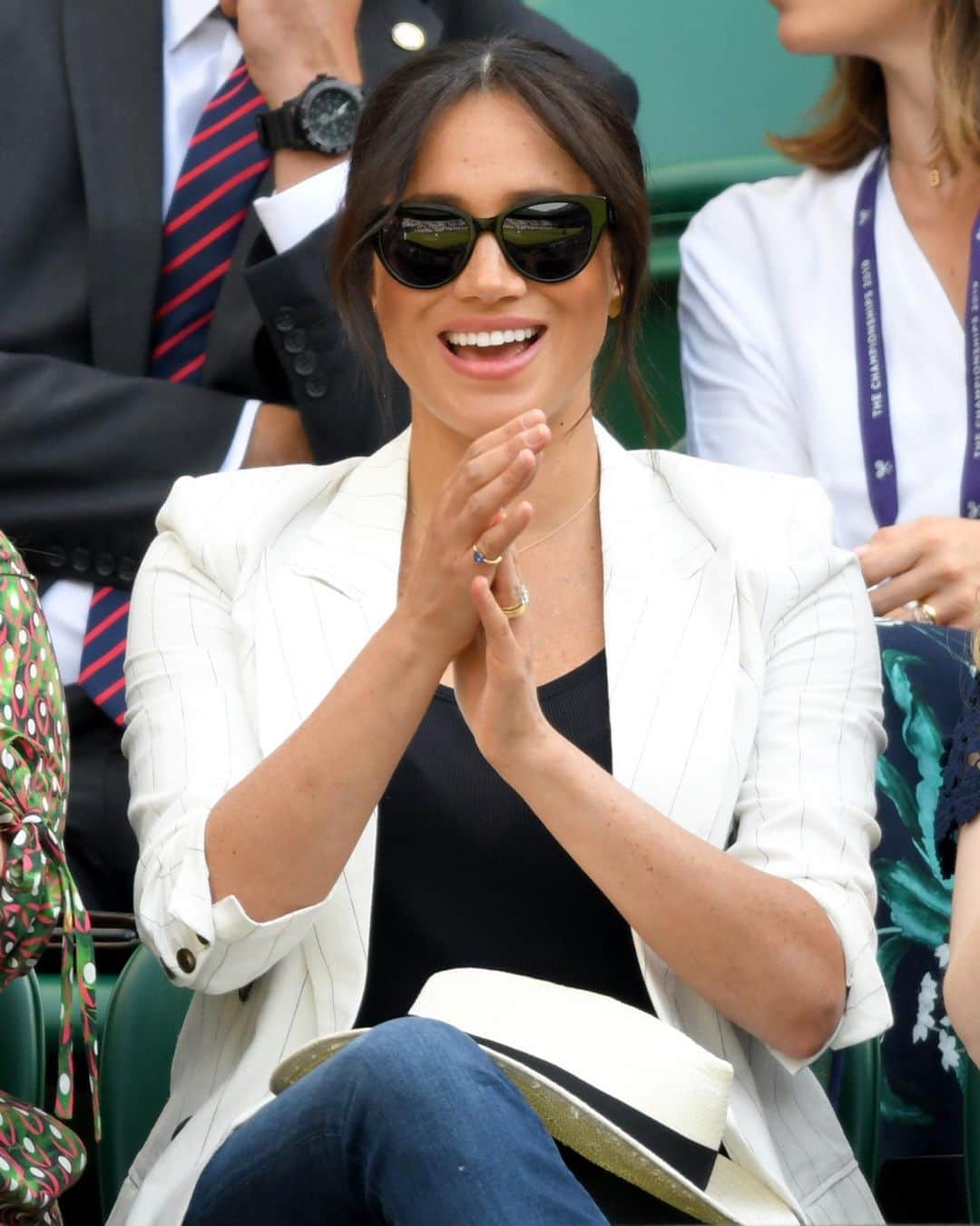 ELLE UKさんのインスタグラム写真 - (ELLE UKInstagram)「Meghan Markle was just spotted at #Wimbledon cheering on good friend @serenawilliams 🎾 LINK IN BIO」7月5日 2時07分 - elleuk