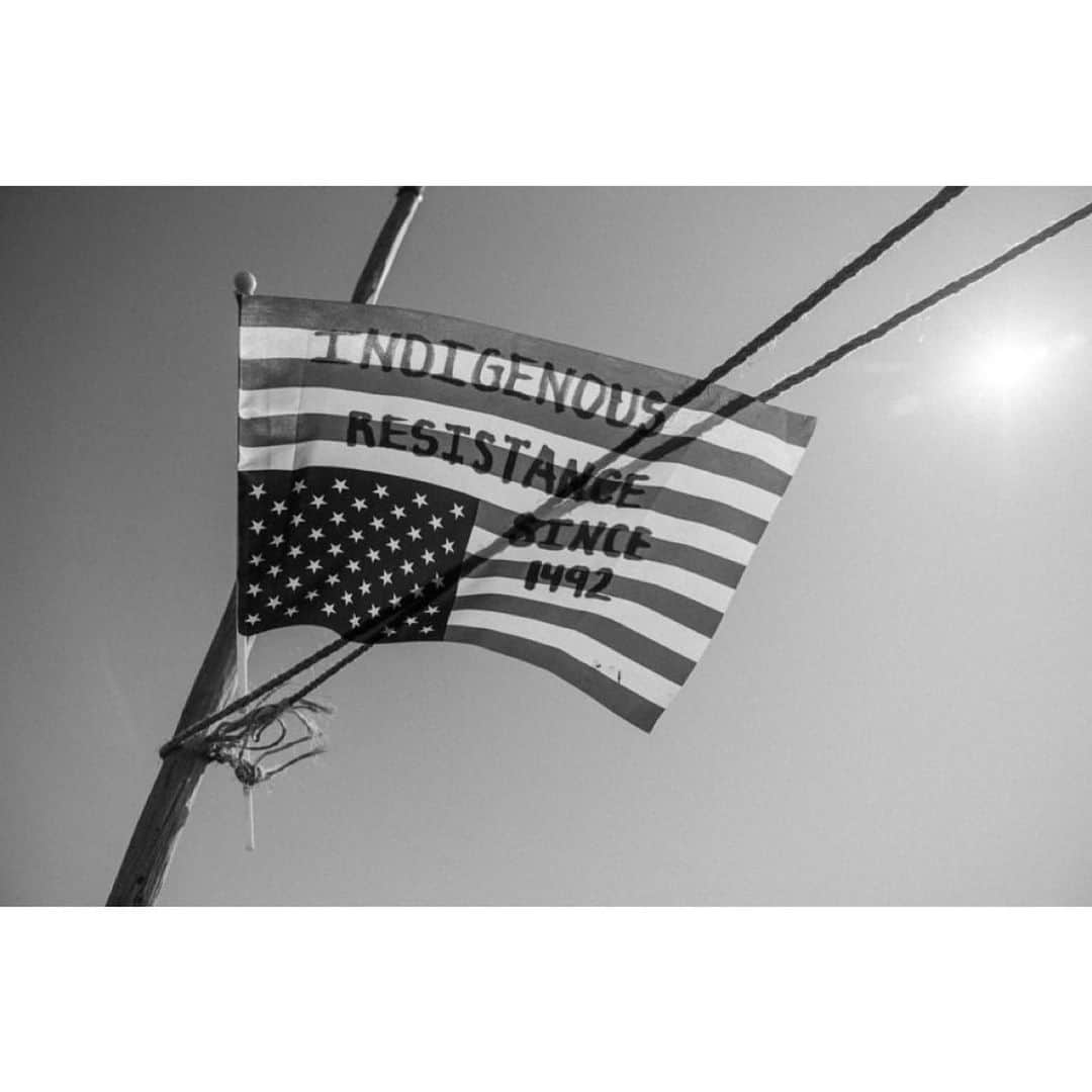 ナタリア・コルドバ・バックリーのインスタグラム：「I pledge allegiance... To the land... ITOM AE... Our mother... 🌎  #Repost and 📷 by my brother @josue_foto  #followyourlight #fuckyourborders」