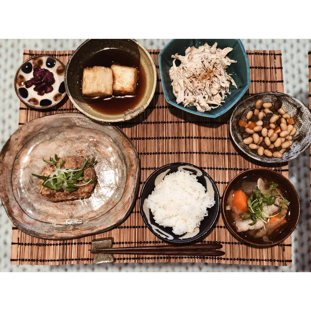 仲村美香さんのインスタグラム写真 - (仲村美香Instagram)「最近の自炊ご飯さん✨ POP UP中は全く家事をしてなかったので←笑 終わってからはご飯作ってる♡ 三日連続作っただけでレパートリーが無くなってきた…笑 ・ ・  世の中の主婦の人は毎日作ってるんだから、本当凄いよなぁ…😭 献立考えるのって結構大変じゃないですか？？ ハンバーグ作りたいけど、 あとどうしよう、って 組み合わせ考えるの大変… 食材も1回で使い切れないから 何日かに分けて作らないとだしー 難しい。笑 旦那さんの好き嫌いが激し過ぎて 茄子、キノコ、魚、海藻などなど 使えない食材が多いので 本当毎回苦戦してます。笑笑 同じのばっかになっちゃう😂😂 なんか美味しいレシピ探したいー ・ ・ ・ ・ 最後はみほにもらった 盛岡冷麺❤️ 10食分ぐらいくれたから めっちゃ食べてる。笑 冷麺大好き😘 ・ ・ ・ ・ #献立#料理#cooking #夕飯#豆腐ハンバーグ#豚汁#冷汁#みかぷー飯」7月5日 2時09分 - mikapu0519