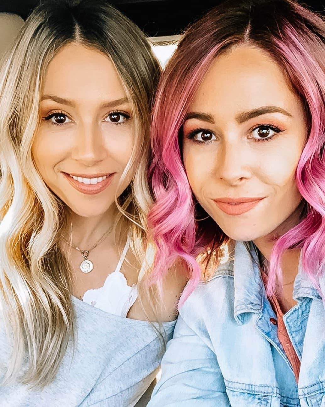 Tracy and Stefanieのインスタグラム：「Happy Fourth of July!! 🎇🇺🇸🗽 Hope everyone has an amazing holiday! What are your plans today?! Also, tell us your fave summer food! Give us all the lemon icebox pie!! 🍰」