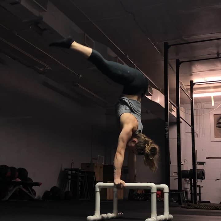 マッティ・ロジャーズのインスタグラム：「A much needed technique/“down” day before a heavier day tomorrow. Always a sign that I need a lil extra rest when the light work still feels heavy. Added some more press work on parallettes today between sets of strict T2B & they were extraaaaas rusty. Pike to straddle press up, 10-15 sec hold at top, ATTEMPT at control on the way down. I only made about 1 in 3 of them, so I left my misses in for your enjoyment 😂 now to do absolutely nothing for the rest of the day!」