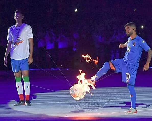 のインスタグラム：「È stata una grandissima emozione partecipare alla cerimonia d’apertura delle Universiadi in un San Paolo spettacolare! @napoli2019」