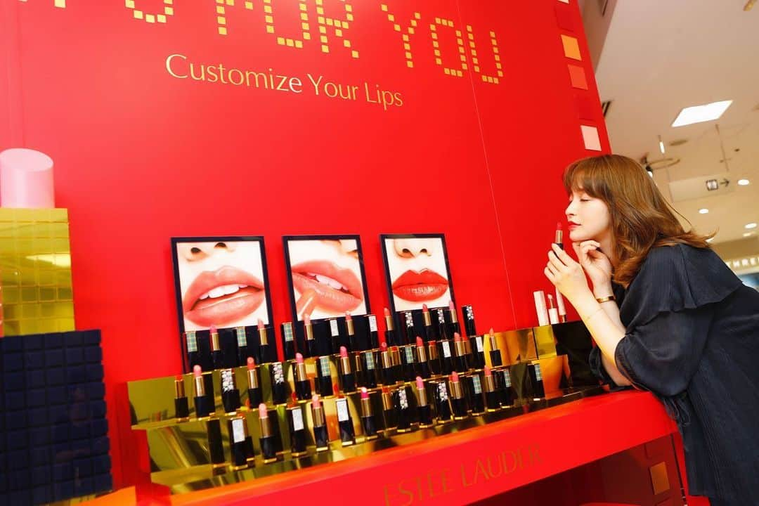 野崎萌香さんのインスタグラム写真 - (野崎萌香Instagram)「@esteelauder のイベント 《LIPS FOR YOU  customize you lips》へ👄 💝💜💝 . . .  限定デザインの ISETAN CHECK柄の プリントリップキャップが 可愛くて、トキメキました💖  名前が刻印できるのも嬉しいし  限定リップセットの販売や  今回イチオシの ピュアカラー デザイア リップスティックが びっくりするぐらい発色よし❣️ しかも、滑らかで とろけるつけ心地なんです。  7.9まで伊勢丹新宿店本館1階にて 開催されるPOP UP Store💄  とろける発色リップを 是非体験してみてね💞 . . . 全29色もあるので、 今の気分に 自分に ぴったりのリップカラーを 見つけてね❤️ #LipsToEnvy #LipsForYou #エスティローダー」7月5日 2時21分 - moeka_nozaki