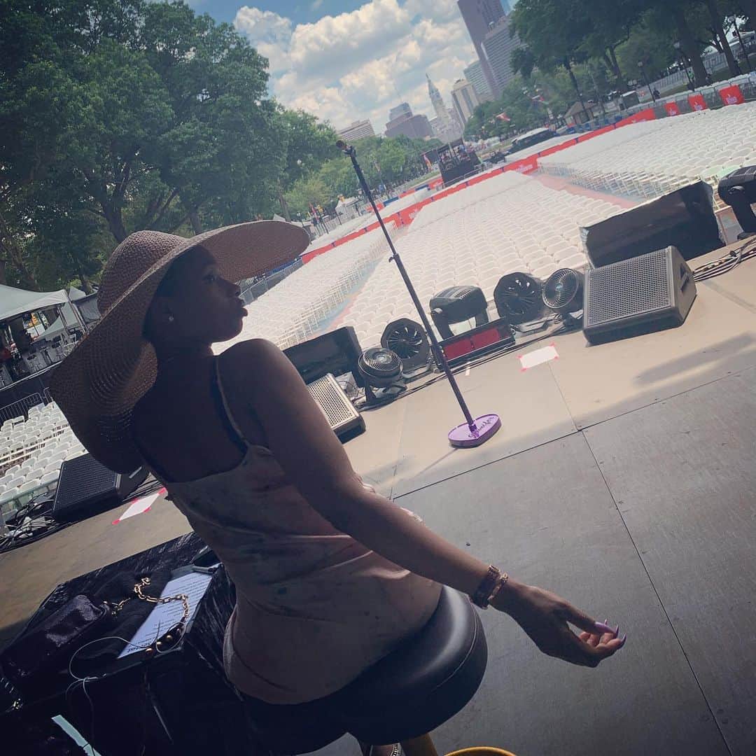 ジェニファー・ハドソンのインスタグラム：「It’s hot ! I’m ready for the heat ! #wawawelcomeamerica #philly」