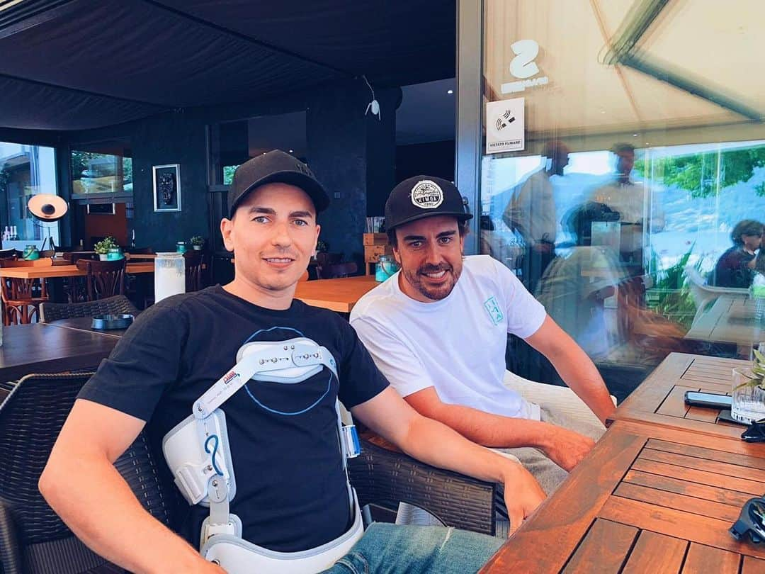 ホルヘ・ロレンソさんのインスタグラム写真 - (ホルヘ・ロレンソInstagram)「Ir a tomar un café y encontrarse con un champion @fernandoalo_oficial. 🔝」7月5日 2時29分 - jorgelorenzo99