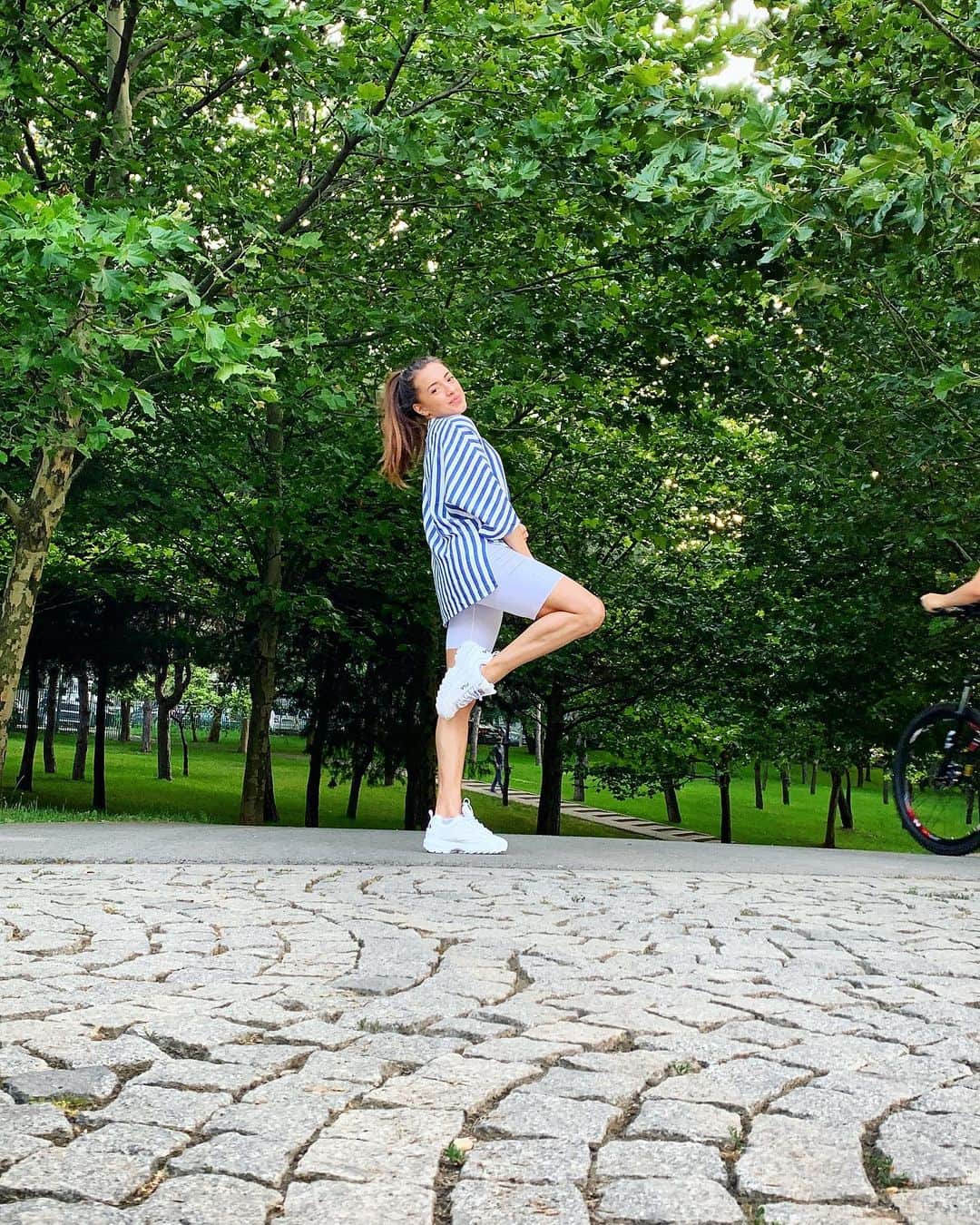 のインスタグラム：「Independence is happiness. 🧚🏼‍♀️ • 👚- @house_brand #thankYou 🥰 • 📸 - @ioanapetrache 💓」