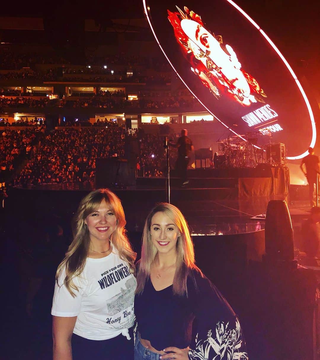 アレクシ・ギレスのインスタグラム：「Happy Shelby was able to come home for a few days and catch a concert! 😜 Miss u already! Love you!😘❤️ @shelbyjeanmusic @shelbygilles - - - And Alessia sang Moana, can never get away from Disney lol😜😂」