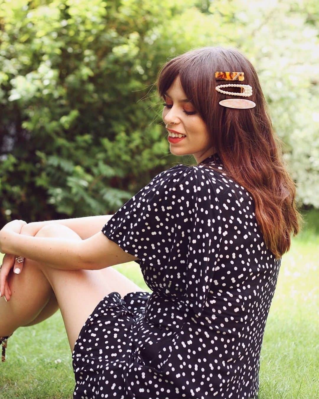 アクセサライズのインスタグラム：「Sit pretty like @eilis.anne and take on the maximalist trend with our pack of stackable hair clips (🔍7867342700); a playful mix of resin and pearls for the eclectic girl.  Tap the link in the bio to shop now.  #Accessorize #Accessorizer」