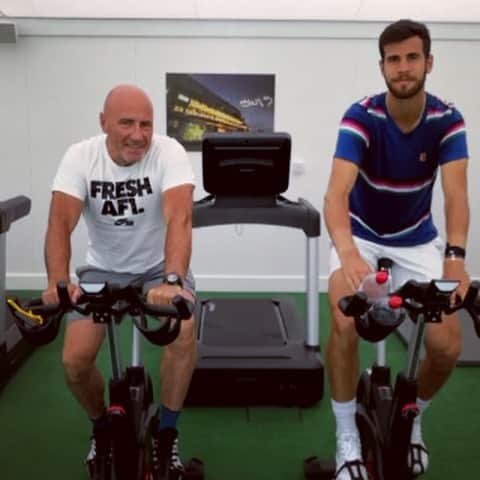 カレン・ハチャノフのインスタグラム：「Preparing for Tour de France 🚴🏻‍♂️ and my tomorrow’s match with my fitness coach @toniestal ✌🏻 #Wimbledon #SW19 #TeamKhachanov」
