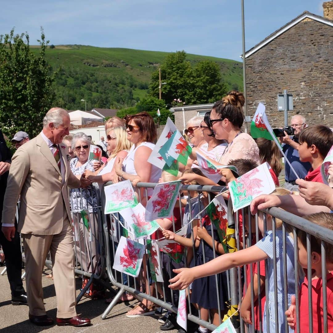 クラレンス邸さんのインスタグラム写真 - (クラレンス邸Instagram)「The Prince of Wales and The Duchess of Cornwall began another day of engagements in Wales this morning with a visit to sunny New Tredegar.  TRH met local schoolchildren and residents before joining lessons at White Rose Primary School. Here, The Prince met pupils taking part in Science, Technology, Engineering and Mathematics (STEM) subjects, and The Duchess joined children on the school’s very own radio station, reading a poem by Roald Dahl!📚 Before departing, TRH watched a performance by the White Rose Primary School’s charity choir, Aloud, which aims to encourage self-belief, self-confidence, and helps develop a sense of community.  Thank you to everyone who welcomed The Prince and The Duchess to New Tredegar today!」7月5日 2時56分 - clarencehouse