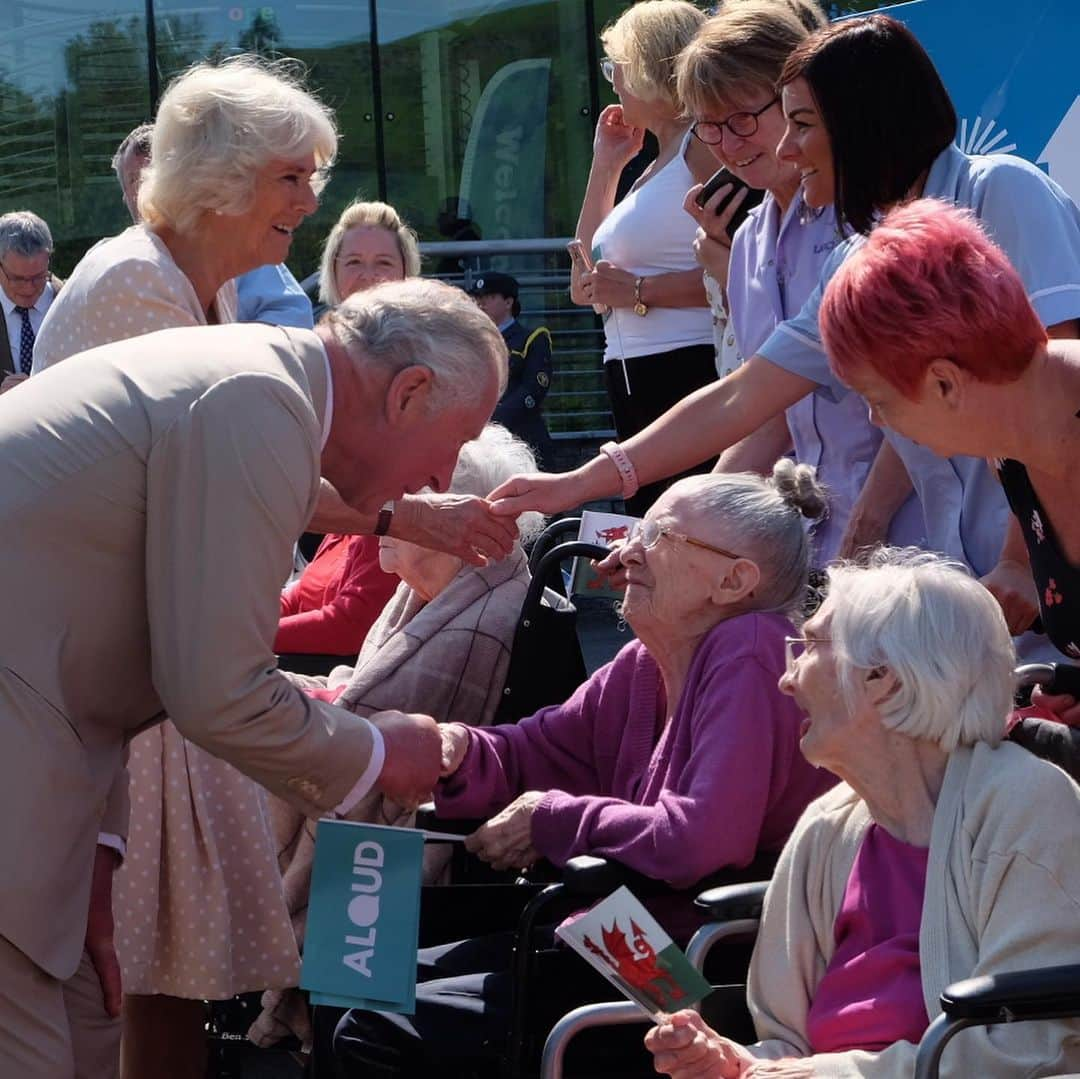 クラレンス邸さんのインスタグラム写真 - (クラレンス邸Instagram)「The Prince of Wales and The Duchess of Cornwall began another day of engagements in Wales this morning with a visit to sunny New Tredegar.  TRH met local schoolchildren and residents before joining lessons at White Rose Primary School. Here, The Prince met pupils taking part in Science, Technology, Engineering and Mathematics (STEM) subjects, and The Duchess joined children on the school’s very own radio station, reading a poem by Roald Dahl!📚 Before departing, TRH watched a performance by the White Rose Primary School’s charity choir, Aloud, which aims to encourage self-belief, self-confidence, and helps develop a sense of community.  Thank you to everyone who welcomed The Prince and The Duchess to New Tredegar today!」7月5日 2時56分 - clarencehouse