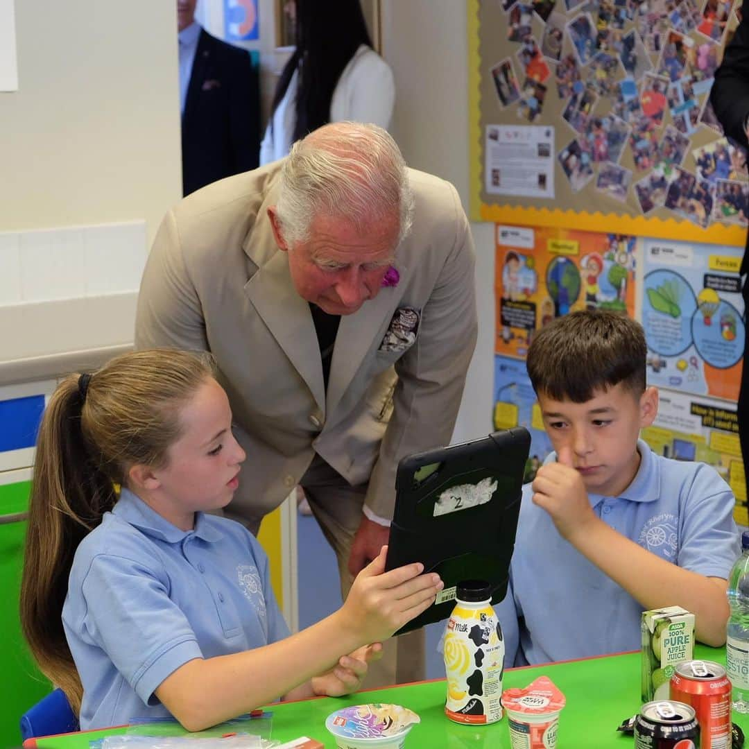 クラレンス邸さんのインスタグラム写真 - (クラレンス邸Instagram)「The Prince of Wales and The Duchess of Cornwall began another day of engagements in Wales this morning with a visit to sunny New Tredegar.  TRH met local schoolchildren and residents before joining lessons at White Rose Primary School. Here, The Prince met pupils taking part in Science, Technology, Engineering and Mathematics (STEM) subjects, and The Duchess joined children on the school’s very own radio station, reading a poem by Roald Dahl!📚 Before departing, TRH watched a performance by the White Rose Primary School’s charity choir, Aloud, which aims to encourage self-belief, self-confidence, and helps develop a sense of community.  Thank you to everyone who welcomed The Prince and The Duchess to New Tredegar today!」7月5日 2時56分 - clarencehouse