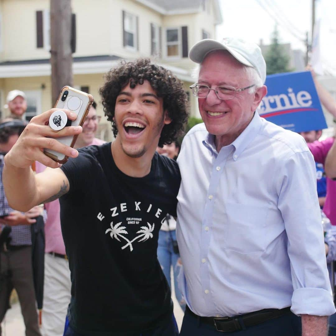 バーニー・サンダースさんのインスタグラム写真 - (バーニー・サンダースInstagram)「Happy Independence Day!  Don't forget to stay hydrated and wear sunscreen 🌞」7月5日 2時58分 - berniesanders