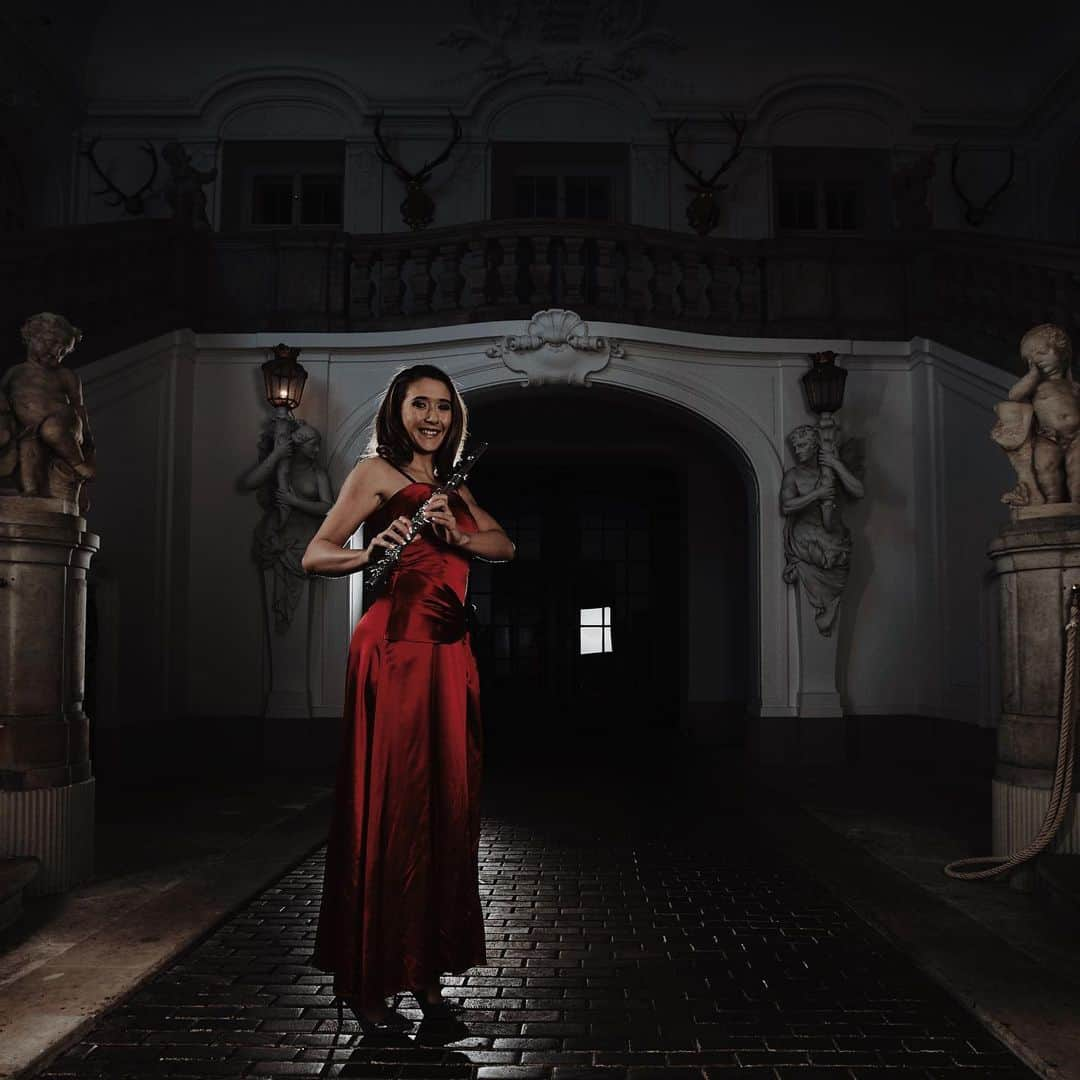 レベッカ・ハースさんのインスタグラム写真 - (レベッカ・ハースInstagram)「#tbt Fotoshooting für meine zweite Leidenschaft 🤗 #rebekkarabbit #passion #dressuptime #reddress #fluteplayer」7月5日 2時59分 - rebekka.haase