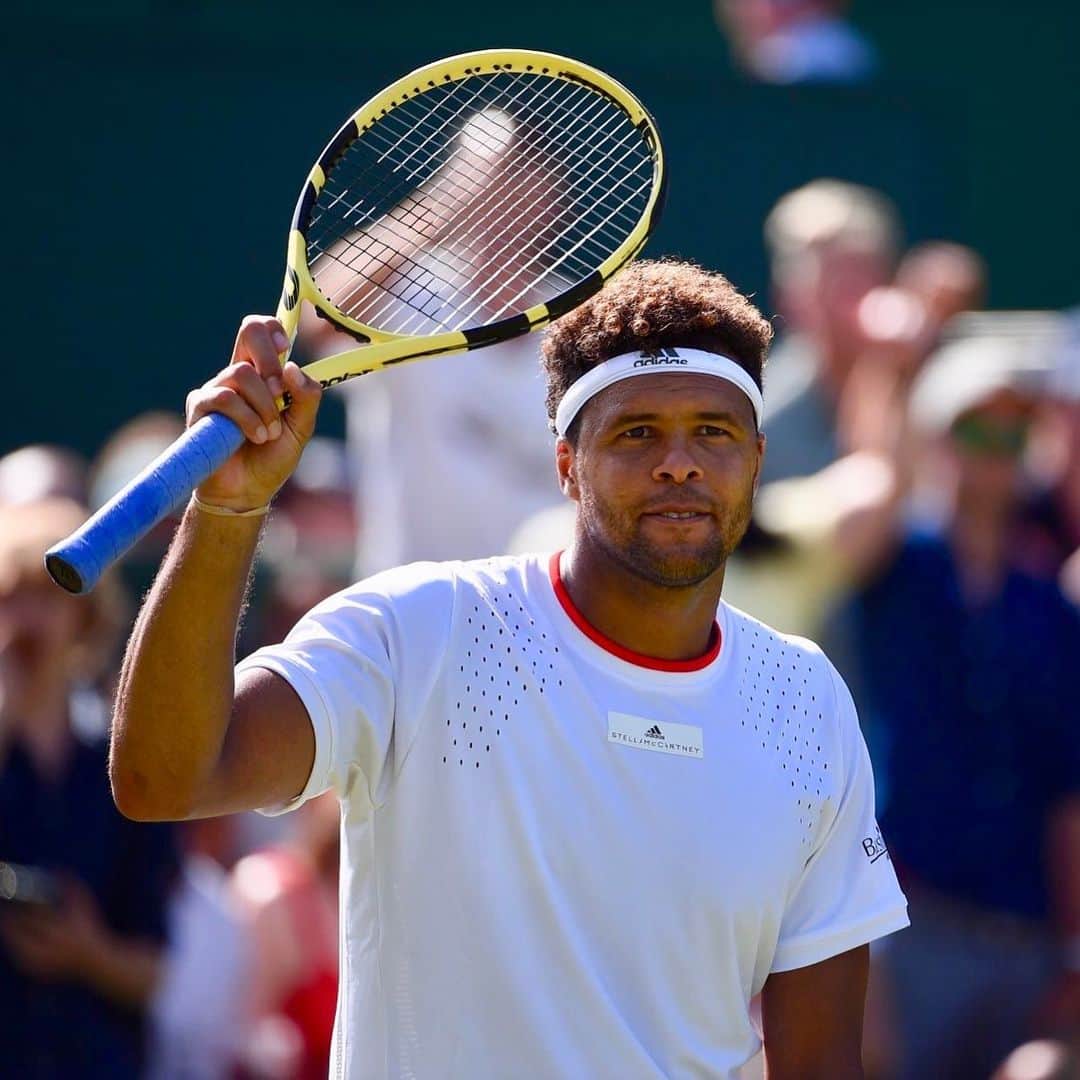 ジョー＝ウィルフリード・ツォンガのインスタグラム：「‪Small court, big memories, good win today ! 😅👊🏽‬ ‪See you on Saturday 🙌🏽 #Wimbledon #TsongaTeam ‬ 📸 @cocodubreuil / FFT」