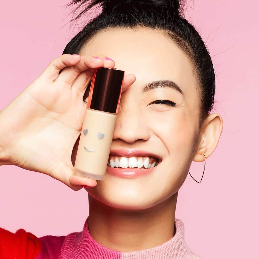 Benefit Cosmetics UKさんのインスタグラム写真 - (Benefit Cosmetics UKInstagram)「It's time for HAPPY 👏 Discover BRAND NEW Hello Happy Flawless Brightening Foundation, here's our gorgeous model wearing shade 2 to get her skin LIT from within 💎 #hellohappy #benefit  #beauty #foundation . . . 📷 Image Description: A model holding hello happy flawless brightening foundation in shade 2.」7月5日 3時11分 - benefitcosmeticsuk