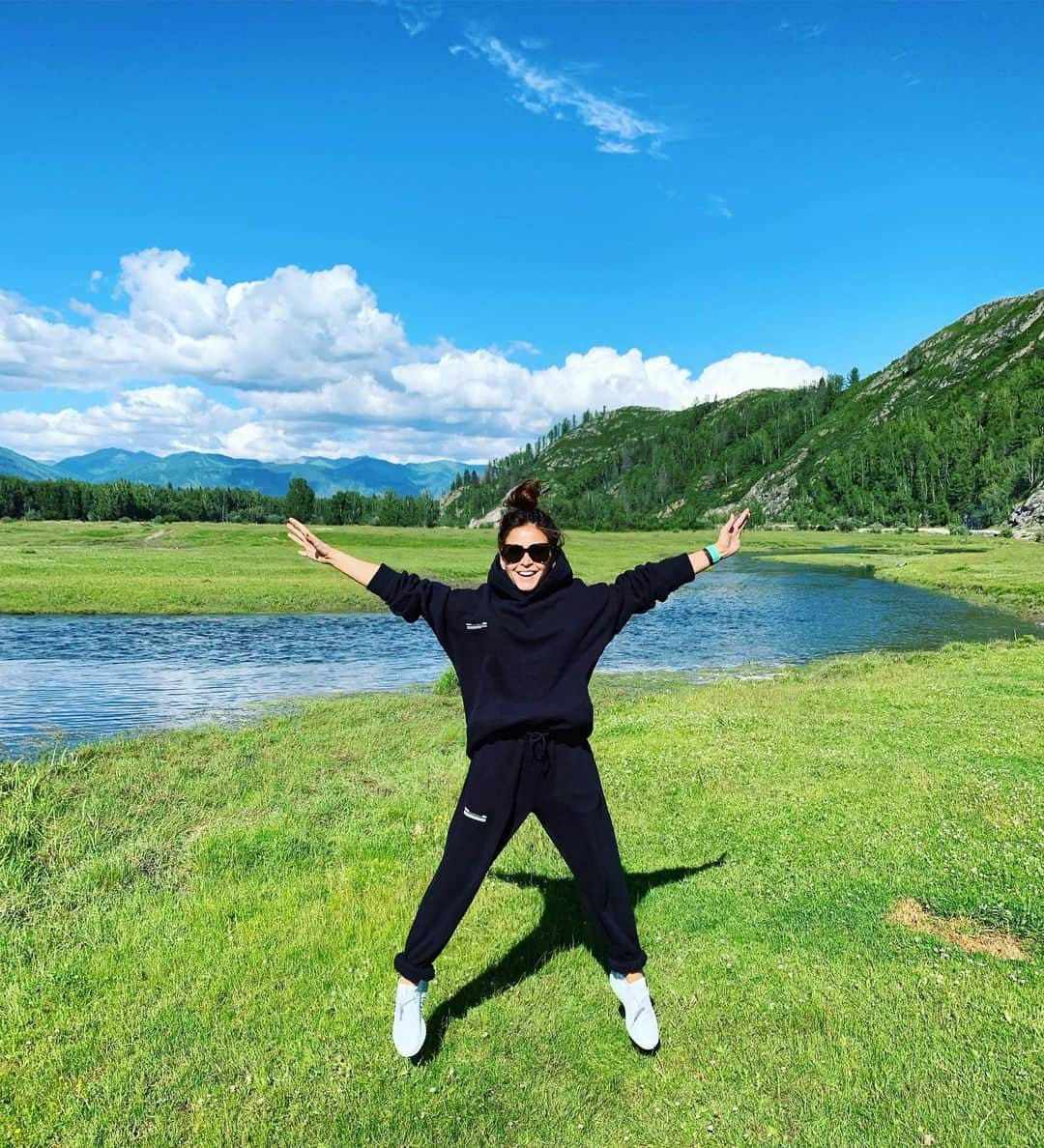 ミロスラヴァ・デュマさんのインスタグラム写真 - (ミロスラヴァ・デュマInstagram)「Located right in the heart of Eurasia, Altay is one of the wealthiest places on Earth for natural resources. Scientists say that the region harbours a new type of Eco Fuel that will change the world 🌎🌍🌏 Happy is the word to describe how I feel right now 🤓」7月5日 3時14分 - miraduma