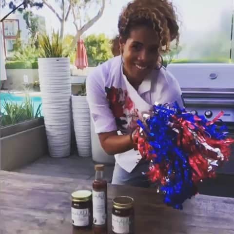 ケリスのインスタグラム：「Happy 4th of July! Celebrate with 20% off your @bountyandfull order of 3⃣ items or more. Use code: POUR — link in bio! 🇺🇸 Sale ends July 8th」