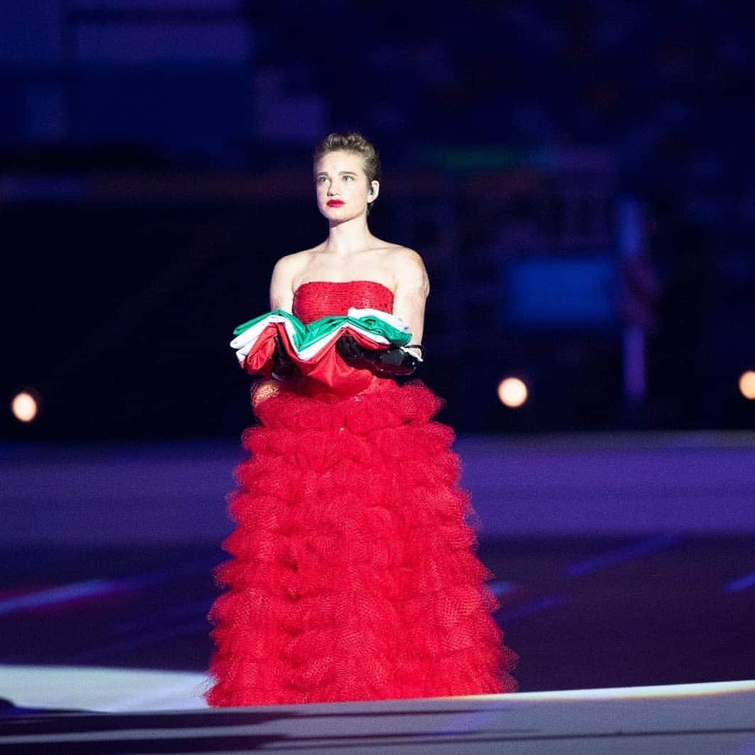 ベアトリーチェ・ヴィオのインスタグラム：「Indossare un abito concepito apposta per me da un maestro italiano della moda come @armani sarebbe già di per sè un evento meraviglioso 👗. Farlo nella notte di @napoli2019 , consegnando il nostro tricolore, rende il tutto veramente magico 🤩 Fiera di essere italiana 🇮🇹 . . @balichws #Universiade #Napoli2019 #BWS #GiorgioArmaniPrivé」
