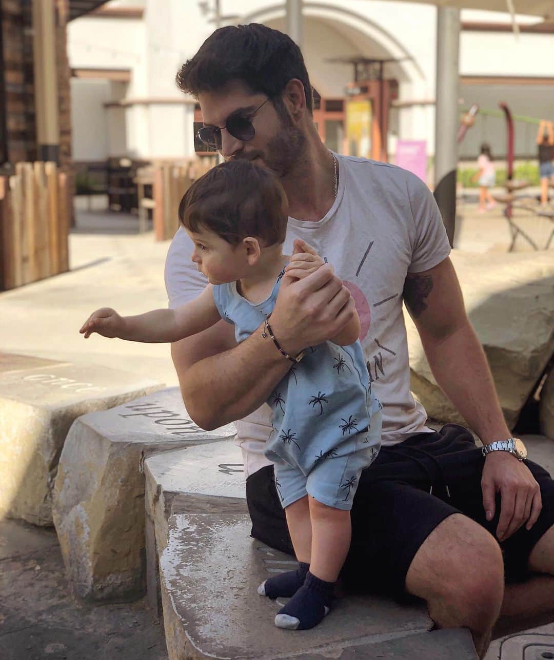 ニック・ベイトマンのインスタグラム：「Chase and I felt our first Earthquake 6.4 🌎 Happy 4th of July 🇺🇸」