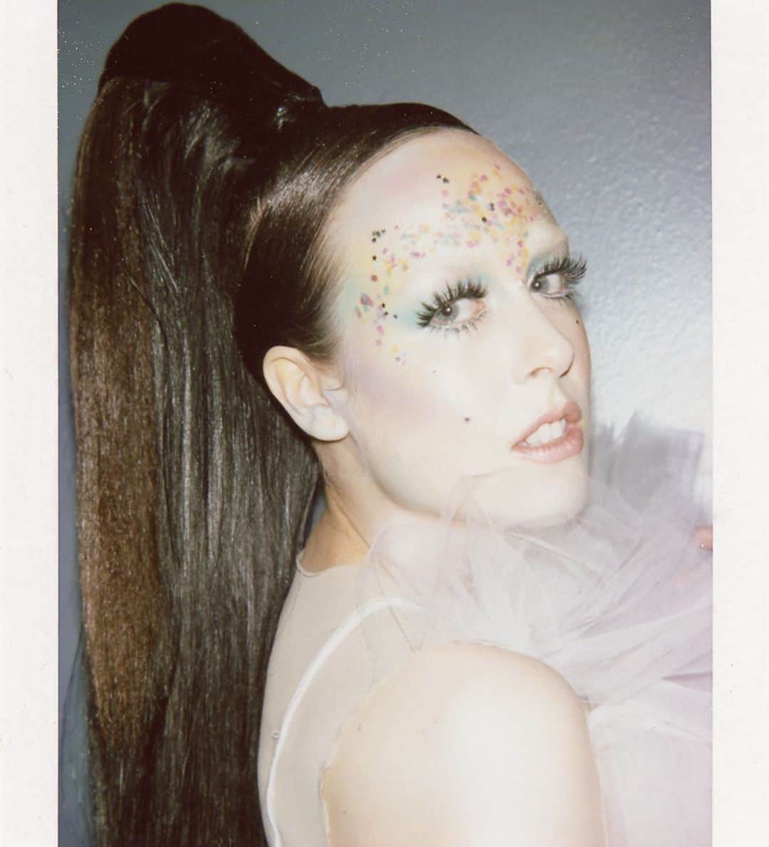 アリー・エックスのインスタグラム：「NYC Pride was alllll the good feelings. I did a diary for @vmagazine - link in stories. Thank you to my creative team for Saturday night’s look! 📸 @jeiroh」