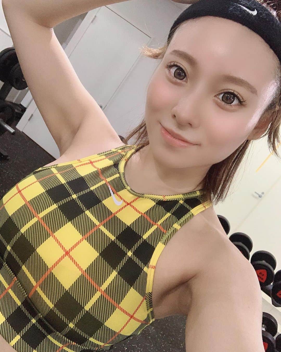 ハピネス笑舞のインスタグラム：「おやすみ中、ジムも行けずめちゃくちゃ太りました！！4キロ近く！🤭 体脂肪率も増えてしまい、救いは筋肉量だけが減っていなかったこと。 これはまずい！！ 太りやすい体質なので本当に管理が大変だけど、また勉強になりました！！ またがちがち減量はじめます💪💪💪 トレーニング前後以外は糖質カットしていこう！🙆‍♀️ 短期で体重を落とすと筋肉量が減ってしまうので期間は一ヶ月！！ 一ヶ月で5キロ落とします🔥🔥🔥 どうせやるなら美容体重までもっていく！！ 理想は体脂肪率20%まで落としたいなぁ。 筋肉量ももっともっとほしい。  努力は必ず報われます！ 自分の理想の体になることで自信がつき、内側から人は美しくなる！  自分の中で淫らな体数値を晒すのは恥ずかしいけど結果をだすためにも載せます！！ 毎日ストーリーズでの数値結果を載せて記録に残す。 ....... 🔥🔥🔥🔥 7/3測定↓ 🔥🔥🔥🔥 ..... 体重50.1㎏ 体脂肪率 24.3% 筋肉量 35.7㎏ 🔥......... ・まずは糖質を減らし、体重を減らすこと。 ・そして体脂肪率と筋肉量の管理のため、タンパク質補給だけはわすれずに！！ ・食事は必ず三食！ ・一日置きのトレーニング。 無酸素運動60分、有酸素運動30分。  let's diet！！！😂🔥💪 #smile#love#fashion#girl#六本木#銀座#歌舞伎#北新地#中洲#すすきの#大阪#北海道#キャバ嬢#長谷川笑舞#バルセロナ#桃李#おっぱい#巨乳#キャバ嬢と繋がりたい#カジュアル#ショートヘア#仲良し#ジム#バースデー#札幌#劇団桃李#happiness#hカップ#ダイエット#diet」