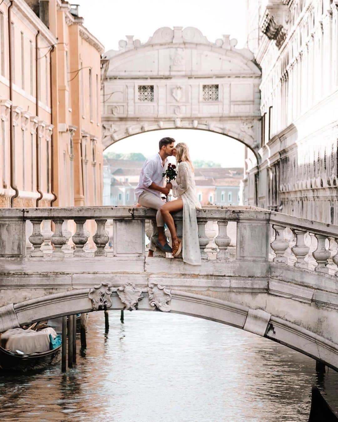Kapten & Sonさんのインスタグラム写真 - (Kapten & SonInstagram)「#travelthursday - Venice: the City of Romance! ❤️ It’s a great city for rambling around, getting pleasantly lost in the narrow streets, wandering across bridges and along canals or discovering little cafes. Just imagine taking a gondola ride with your partner through the narrow canals past historic multi-colored buildings and experiencing a stunning summer sunset - wow! 🌅 @your_passport found the most beautiful place - the bridge of sighs in Venice! ✨ #bekapten #kaptenandson⁠ .⁠ .⁠ .⁠ #venice #veniceitaly #venicecanals #italytravel #travelgram #traveladdicted #travelling #travelcouple #passportpassion #takemethere」7月5日 3時30分 - kaptenandson