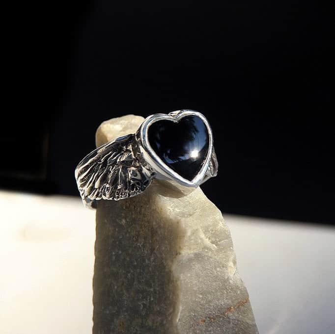 のインスタグラム：「Happy July 4th! We’re celebrating with this little piece of #Americana carved by #AlexStreeter in 1972 The Black Onyx Flying Heart available at AlexStreeter.com」