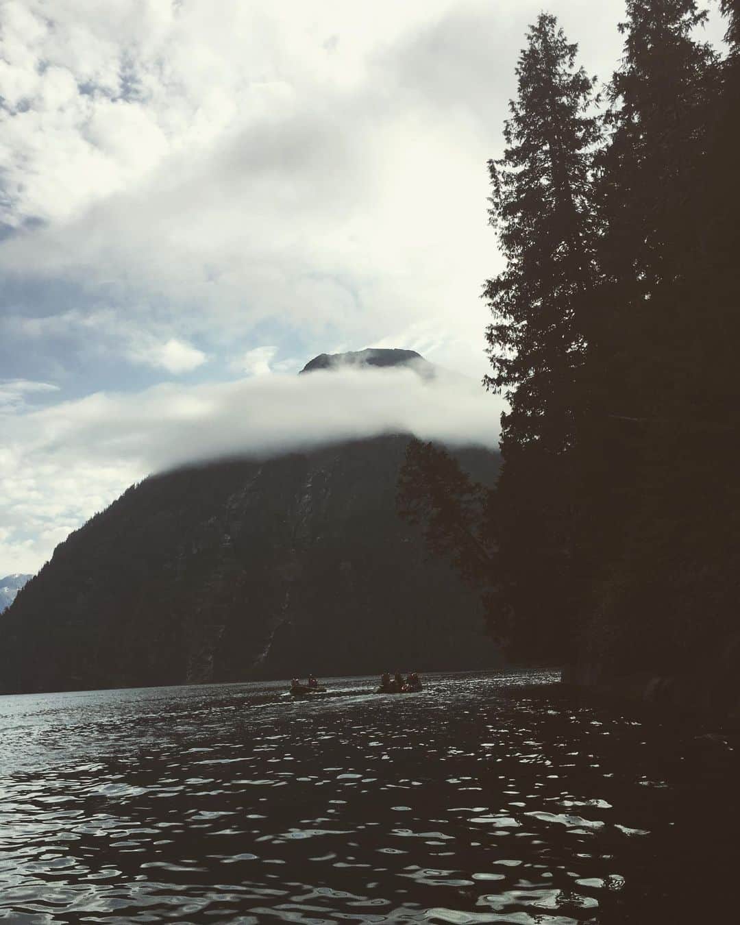 リンジー・ピアースさんのインスタグラム写真 - (リンジー・ピアースInstagram)「🏞 Misty Fjords! Waterfalls! Zodiacs! 🏞 #mistyfjords #mistyfjordsnationalmonument #rudyerdbay #alaska #mistymountains」7月5日 3時34分 - lindsayheatherpearce