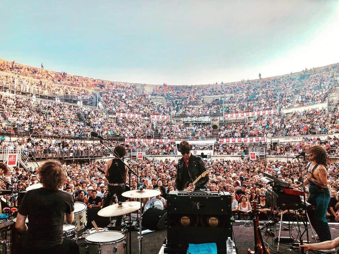 カロリーヌ・ド・メグレのインスタグラム：「@yarolpoupaud aux Arènes de Nîmes #FestivaldeNimes 🤘#yarolontour」